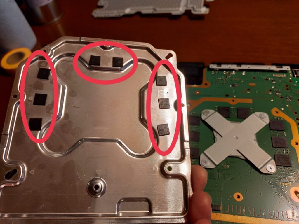 金属カバー外れる